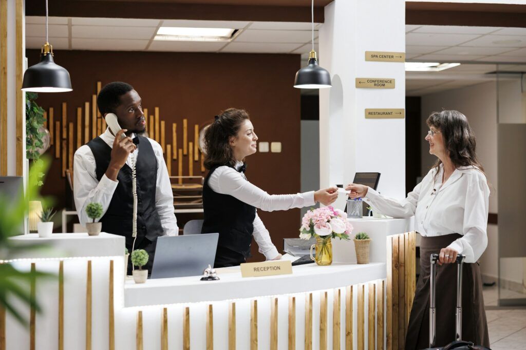 Recepcionista entregando llave RFID